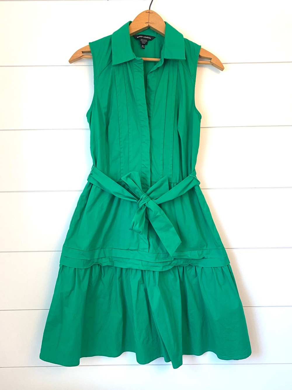 Maggy London Sleeveless Collared Midi Dress in Emerald (size 4)